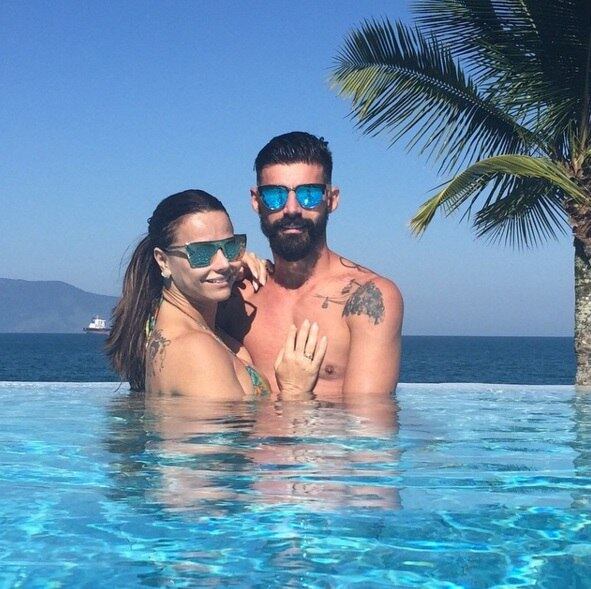 O relacionamento de Vivi com o jogador aconteceu pouco tempo depois dela ter se separado do cantor Belo, com quem foi casada por nove anos