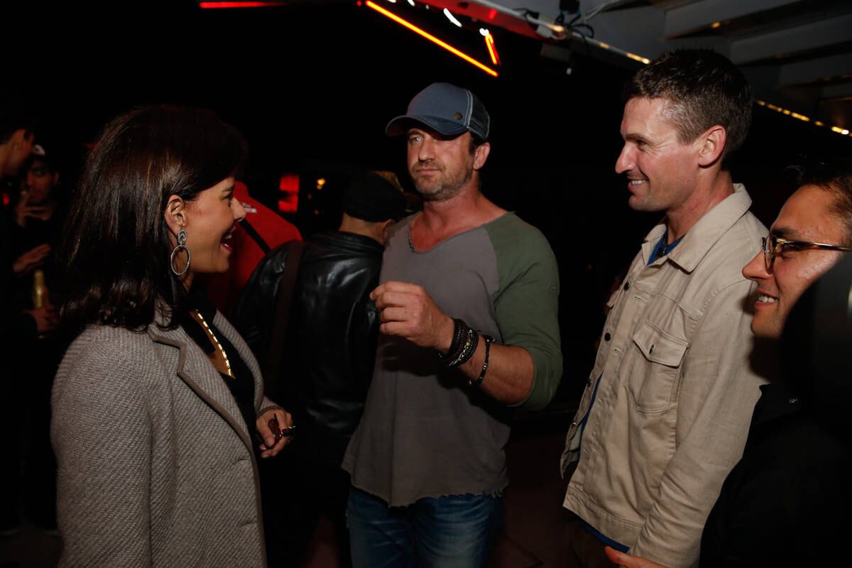 Gerard Butler conversou com a socialite numa roda de amigos