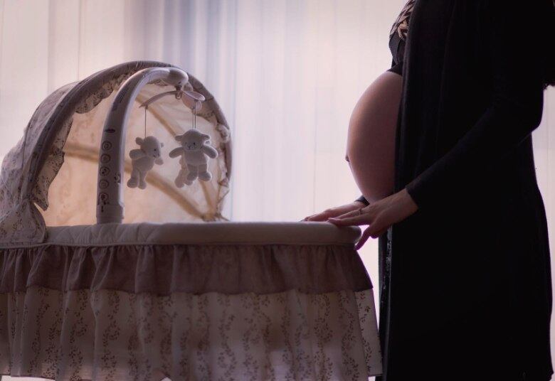 A vez da mamãe
Apesar de todo mundo só pensar no bebê, a mamãe também precisa de um enxoval. Camisola para maternidade, protetores para seios e sutiãs próprios para amamentação são apenas alguns itens que farão parte da sua nova vida! 
