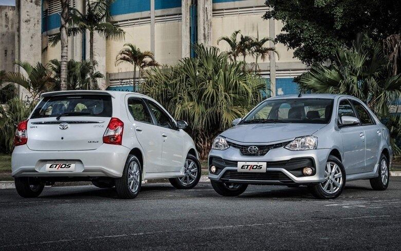 A Toyota divulgou informações da linha 2018 do Etios, com desenho exclusivo para o público do Brasil e pequenas alterações da linha 2017, lançada há menos de um ano. As vendas começam hoje (24) em toda a Rede de Concessionárias Toyota, com preços que partem dos R$ 45.990,00. Em 2016, o Etios hatch ficou em 16° lugar no ranking geral com 37.974 unidades vendidas, já o o sedã, ficou em 21° com 29.791 unidades emplacadas.
Confira o que mudou no Toyota Etios 2018