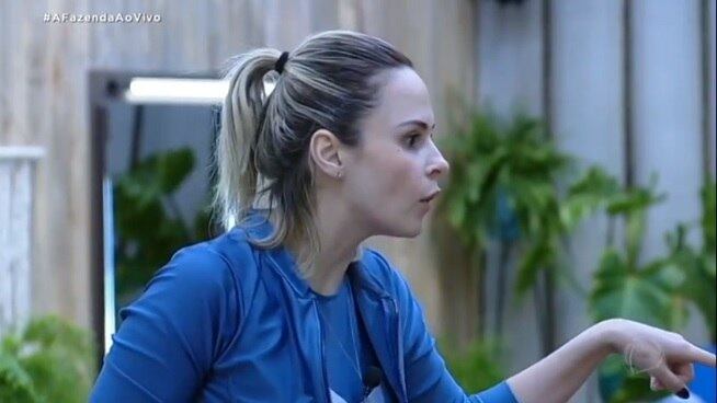 Incomodada com as brincadeiras de Evandro Santo e sem papas na língua, a jornalista brigou com o ator logo no início do confinamento. "Tem hora que fica demais, você pega pesado", declarou Ana