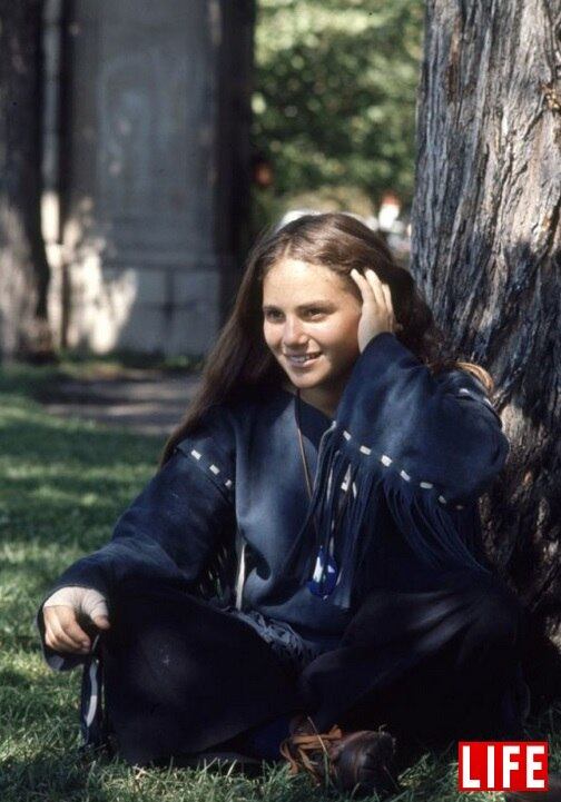 A estudante do ensino médio Nina Nalhaus também decidiu investir na própria moda e foi registrada usando, no colégio em Denver, no Colorado, um casaco feito por ela mesma