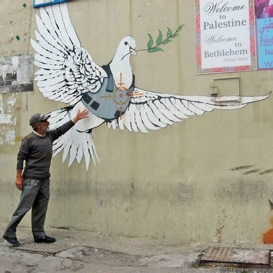 Outra obra de Banksy mostra uma pomba da paz com um colete à prova de balas. O grafite fica diante de um posto de controle israelense, justamente para colocar a pomba "na mira" desses militares