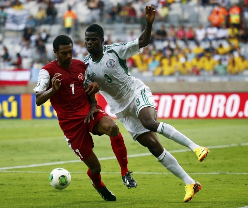 A lateral esquerda do time ideal fica com o nigeriano Echiejile (dir.), autor de dois gols nos 6 a 1 contra o Taiti