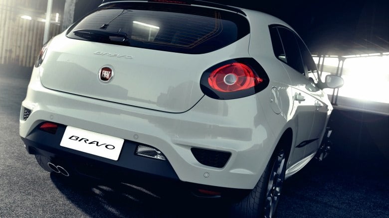 No design, pouco mudou. O destaque são as lanternas com contornos pretos e os para-choques mais agressivos