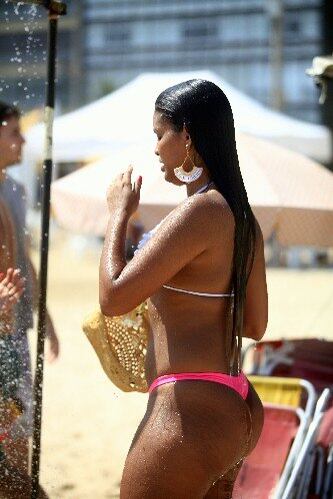 O banho de água doce é bom para tirar do corpo o sal do mar
