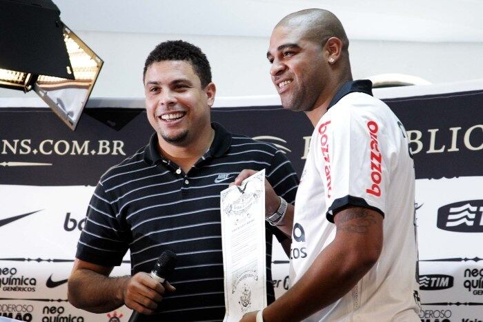 Ronaldo e Adriano também podem ser considerados vira-casacas. O Fenômeno, depois de passar um bom tempo treinando no Flamengo, seu clube de coração, para recuperar a forma, saiu do Milan para jogar no Corinthians. O Imperador ficou com inveja e fez a mesma coisa: deixou a Roma para tentar a sorte novamente no futebol brasileiro não no Flamengo, seu clube de coração, mas no Timão