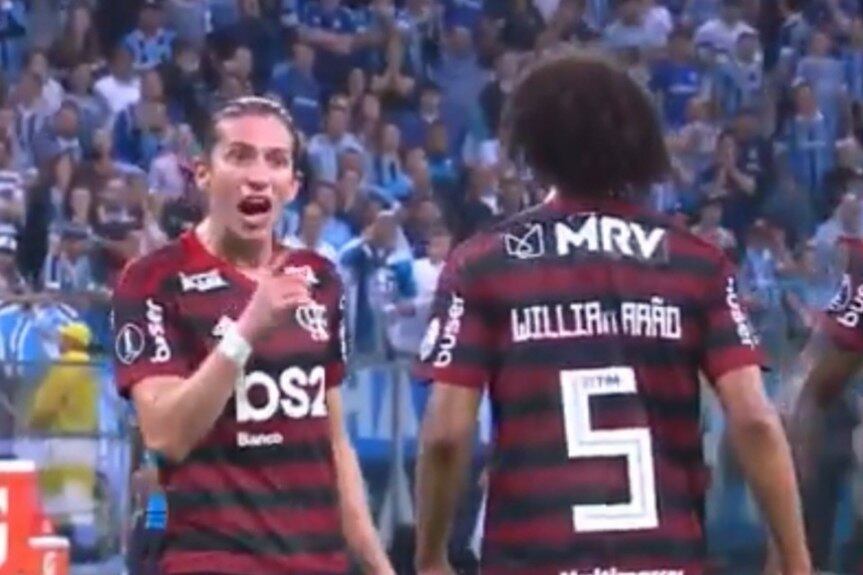 O clima esquentou no Flamengo durante o empate por 1 a 1 com o Grêmio, pela semifinal da Libertadores. Entre os 15 e 20 minutos do segundo tempo, o lateral esquerdo Filipe Luís e o volante Willian Arão, trocaram farpas de maneira explícita e chegaram a se empurrar.