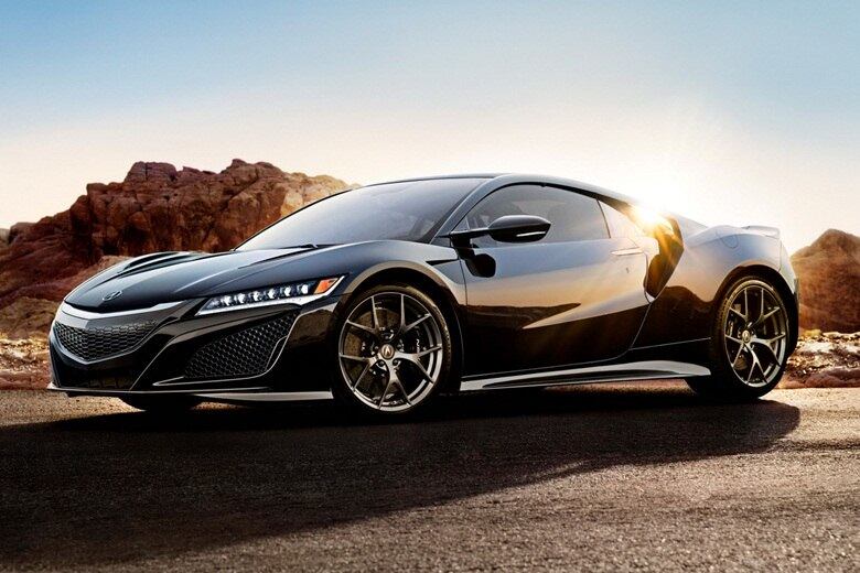 Já o peso em ordem de marcha é de 1.725 quilos. Um pouco
acima da média dos supercarros, mas vale lembrar que o NSX possui três motores
elétricos e uma pesada bateria de lítio