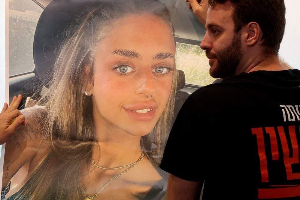 O vídeo de Mia foi o primeiro de um refém do Hamas a ser divulgado. A jovem, que assim como sua mãe é de origem franco-israelense, disse: "Olá, sou Mia Shem, de 21 anos, de Shoham. Atualmente estou em Gaza. Voltei no sábado de manhã de Sderot. Eu estava na festa. Fiquei gravemente ferida na mão. Fui operada no hospital [em Gaza] durante três horas. Estão cuidando de mim, me dando remédio, está tudo bem. Só peço que me levem para casa o mais rápido possível, para meus pais, para meus irmãos. Tirem-me daqui o mais rápido possível. Por favor"

A festa a que Mia se refere é a rave do Universo Parallelo na qual o pai do DJ Alok tocaria. O Hamas invadiu o local e promoveu uma matança, deixando 260 pessoas mortas. O grupo terrorista também sequestrou centenas de pessoas

