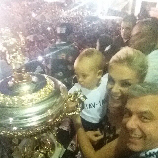 Em seu Instagram, Alexandre Corrêa postou foto da família ao lado do troféu