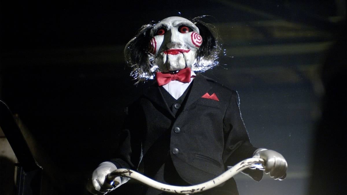 Jogos Mortais (2004)
Custou: US$ 1,2 milhão
Rendeu de bilheteria: US$ 103 milhões
Outro filme de baixo orçamento que rendeu uma franquia super lucrativa é Jogos Mortais. O filme de US$ 1,2 milhões rendeu mais seis filmes, que juntos renderam mais de US$ 770 milhões