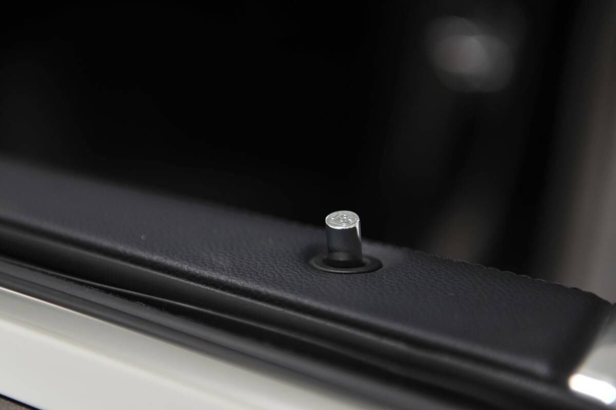 Até o pino de travamento da porta é exclusivo dos modelos da Brabus
Saiba tudo sobre carros! Acesse R7.com/carros
E confira os melhores preços de novos e usados em r7.icarros.com.br