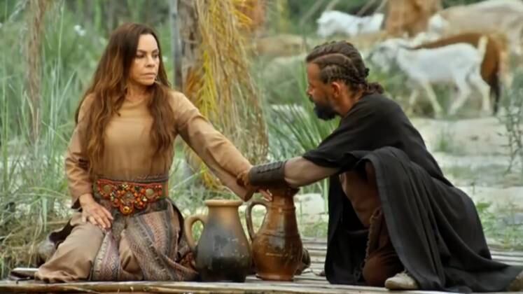 Massá a perseguia pelo acampamento, sempre em busca da sua atenção. Mas ao ser questionado por Adália sobre seus crimes, ele novamente a ameaçou e a obrigou a manter segredo