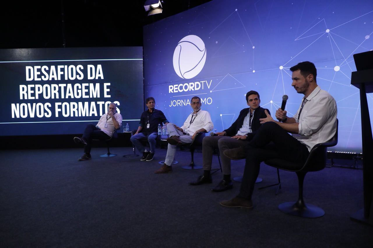 Jornalistas da RecordTV discutem forma da reportagem