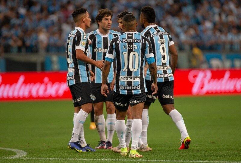 Elenco desgastado

Não é segredo para ninguém que alguns nomes do Grêmio não rendem como antigamente. Abraçada com o elenco, a diretoria pouco fez na hora de contratar e mexer em peças importantes. Sem rendimento, o time entrou em crise rapidamente e não soube sair da armadilha