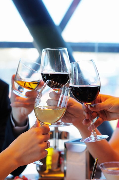 Quando os noivos optam por várias opções, é aconselhável que pelo menos um dos vinhos sirva como um coringa.

— Um vinho deve fazer um pouco de coringa, para que combine com pratos mais delicados a base de frutos de mar, patées, entradas, risottos variados, massa e carnes. Geralmente esse tipo de vinho se encaixa nos seguentes vinhos Pinot Noir, Chianti  ou Sangiovese de Toscana, bordeaux jovem ou um Espanhol também jovem. Anna sugere o  Rosso di Casanova di Neri 2008/2009, por, aproximadamente, R$132

