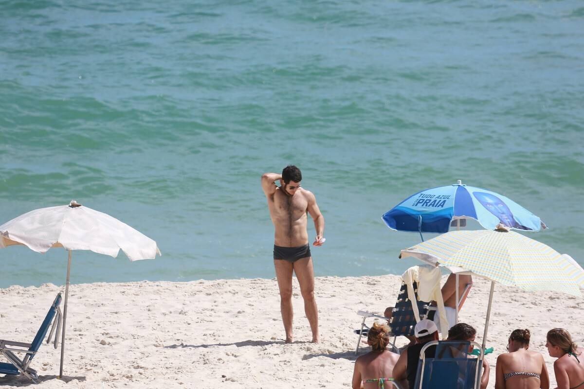 Emiliano D'Avila mostra atributos físicos em dia de praia no Rio

VEJA TAMBÉM: Reis do camarote: milionários ostentam vida de luxo e se envolvem em polêmicas