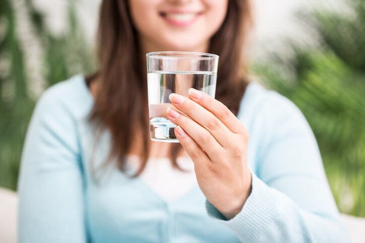 Se alguns dizem que ressaca deve ser curada com remédios, os
especialistas dizem o contrário: deve-se sempre priorizar a recuperação
natural! Em caso de sintomas muito fortes, a orientação médica é essencial e podem
ser consumidos analgésicos e antieméticos (medicamentos para náusea), mas não misture o álcool com esse tipo de remédio, pois podem provocar efeitos colaterais