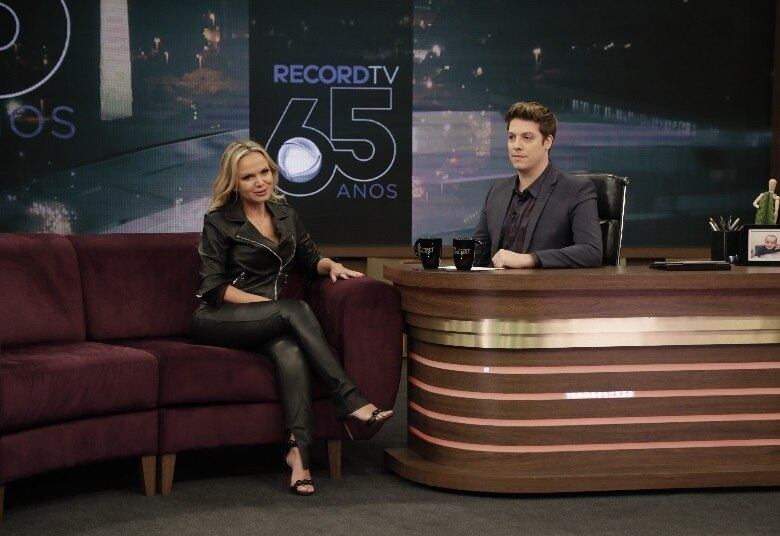 Segundo ela, foi necessário fazer uma terapia com uma sexóloga para deixar de ser tão doce em frente às câmeras como na época em que trabalhava com crianças. “Tive que tirar esse bloqueio e deixar a mulher aflorar”, afirma