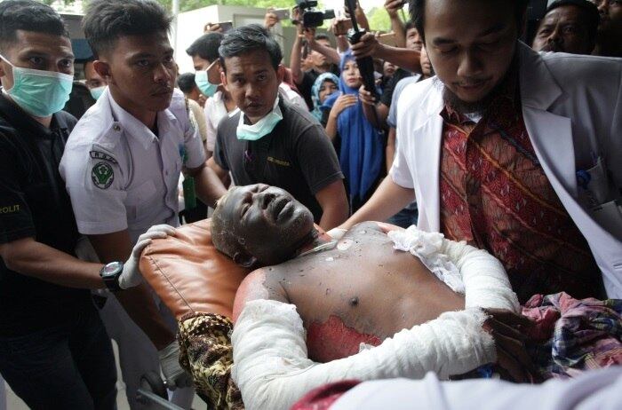 Dezenas de pessoas foram levadas a hospitais da capital da província, Banda Aceh, várias horas depois, disse a agência, acrescentando que a petroleira estatal Pertamina estava fornecendo equipamento para ajudar a combater o fogo
