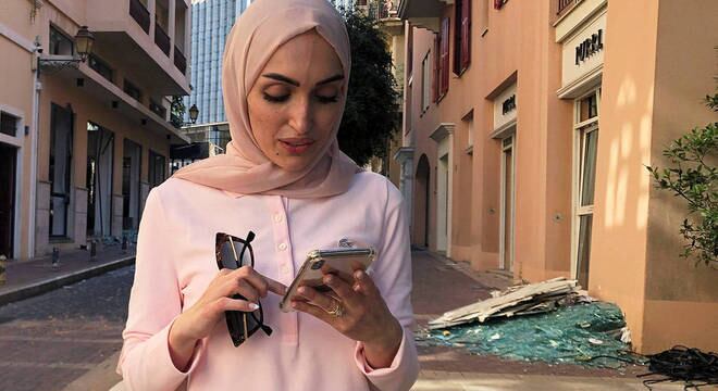 A noiva Israa Seblani posa no local onde estava quando foi atingida pela explosão em Beirute