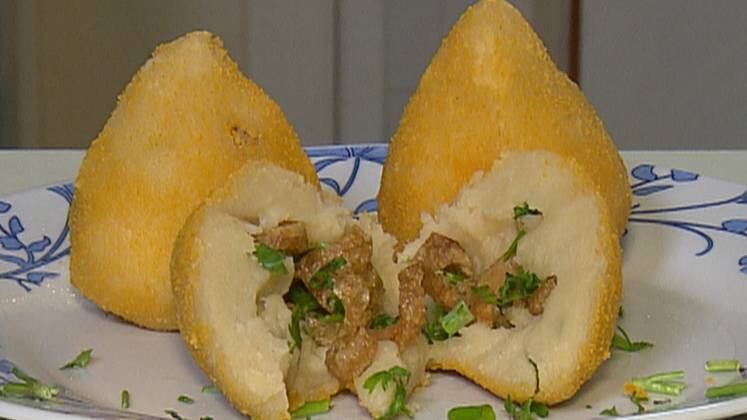 Coxinha de
Torresmo



Ingredientes:


2l de água


1kg de farinha de trigo


1 colher de chá de sal


1 colher de chá de


2 colheres margarina (acima de
75% lipídio) 
500g de couro de torresmo
pronto


30g de salsinha


2 ovos


Farinha para empanar



Modo de preparo:

1. Adicione o sal e a margarina na água;

2. Deixe a água ferver e
adicione a farinha;

3. Mexa até desgrudar do fundo
da panela;


Para empanar: bata os ovos, passe a coxinha e
jogue na farinha para empanar, frite em óleo bem quente.
Continue acompanhando o Domingo Espetacular aos finais de semana, às 19h45, na Record TV. Não perca!