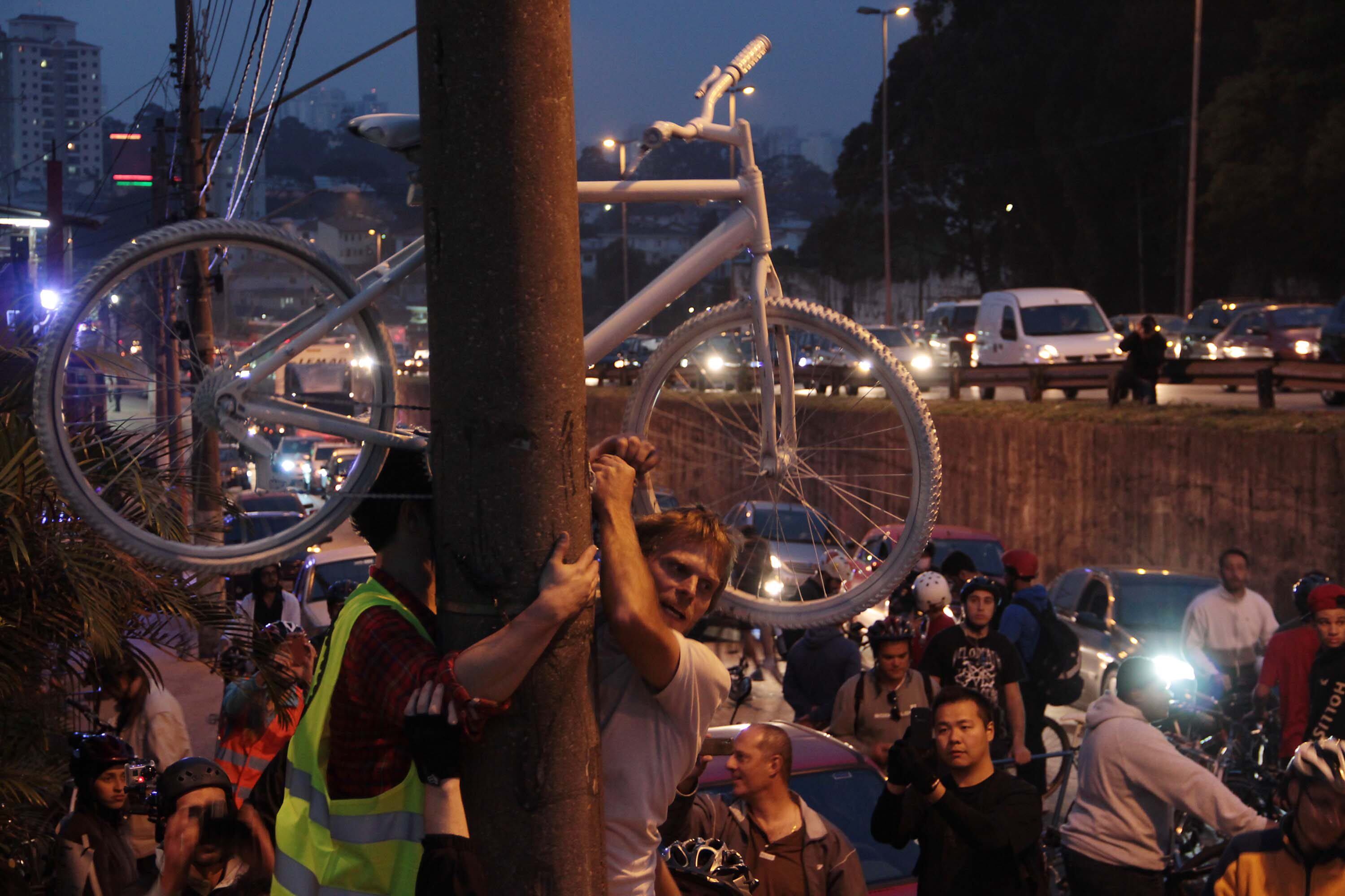A prefeitura do município vizinho retirou a ciclovia que faria a ligação com a avenida Eliseu de Almeida, no bairro do Butantã