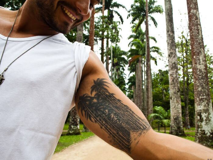 Um dos cenários mais conhecidos do Rio, o corredor de palmeiras imperiais do Jardim Botânico, na zona sul, virou inspiração para este rapaz