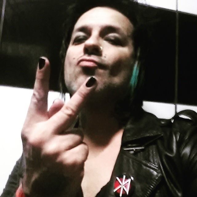 R7 — Vocês tiveram um casamento que terminou recentemente, mas continuaram amigos, certo? Resumidamente, qual o diferencial da personalidade do Edu, um dos músicos menos previsíveis do Brasil?
Solange De-Ré — Fomos casados quatro anos, viajamos muito, trabalhamos juntos e nunca perdemos a admiração mútua que nos uniu. Então separamos e continuamos grandes amigos. Como diferencial da personalidade dele é que ele é um ursinho de pelúcia de 1,84 e muita tatuagem. Por trás dessa imagem que por vezes pode soar agressiva mora uma pessoa incrivelmente dócil e muito generosa e isso vai surpreender positivamente