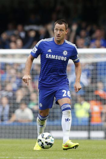 Ídolo e capitão do Chelsea, John Terry dentro de campo é um jogador inquestionável. Líder, fez parte da maior geração que o clube inglês já teve, conquistando os maiores títulos que poderia ganhar. Porém, quando o assunto foge da sua técnica para jogar bola, é totalmente condenável, tanto dentro, quanto fora dos gramados. Entenda