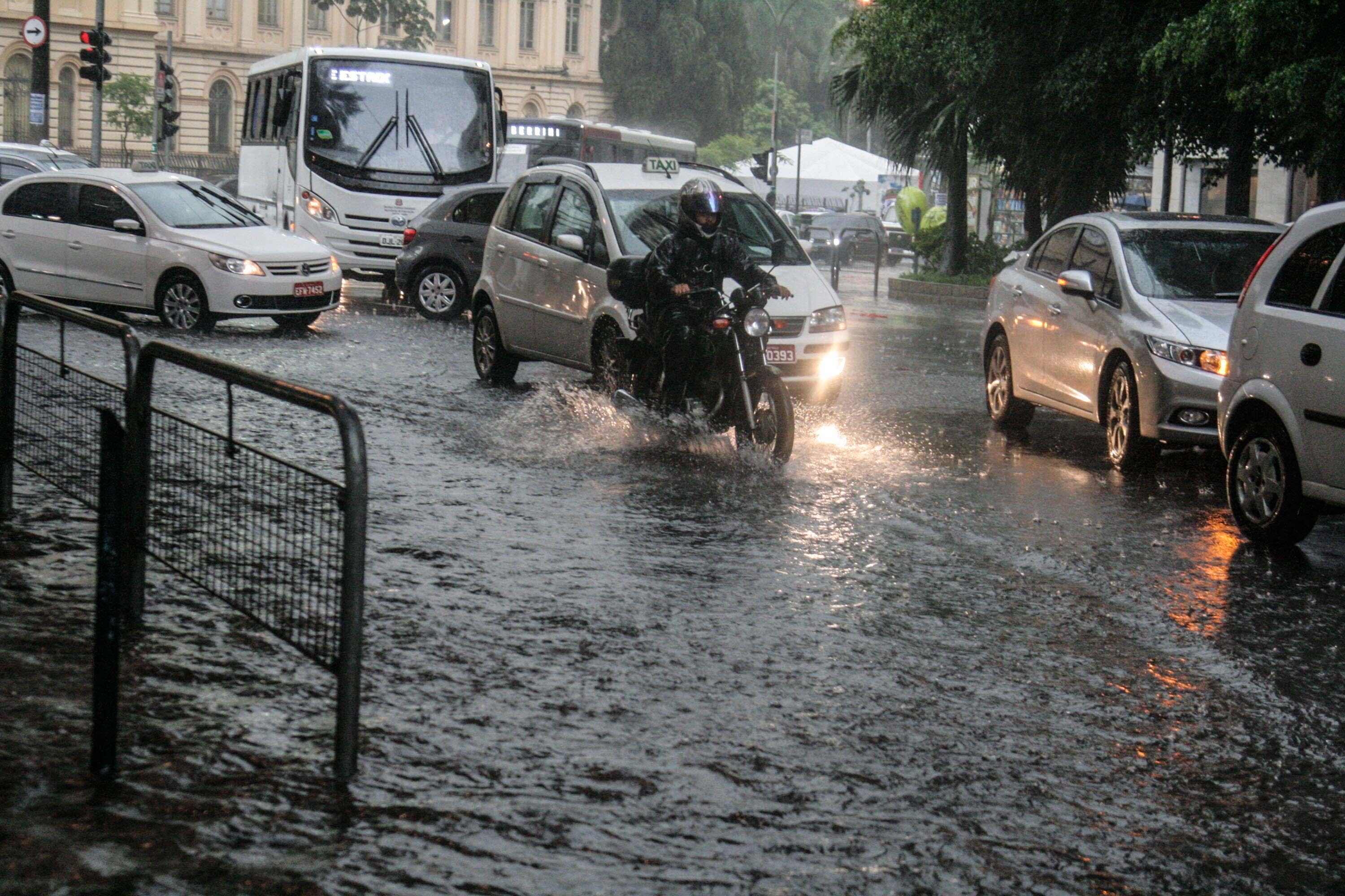 Avenida São Luiz, região central de São Paulo, também sofreu com a chuva