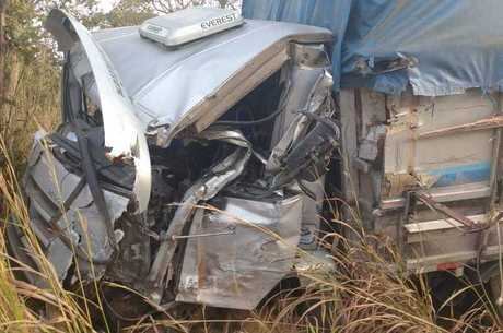 Cabine da carreta ficou destruída