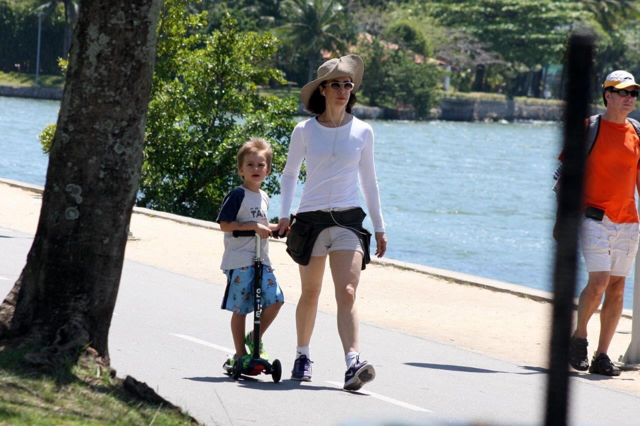 Enquanto a atriz caminhava, seu filho se divertia no patinete