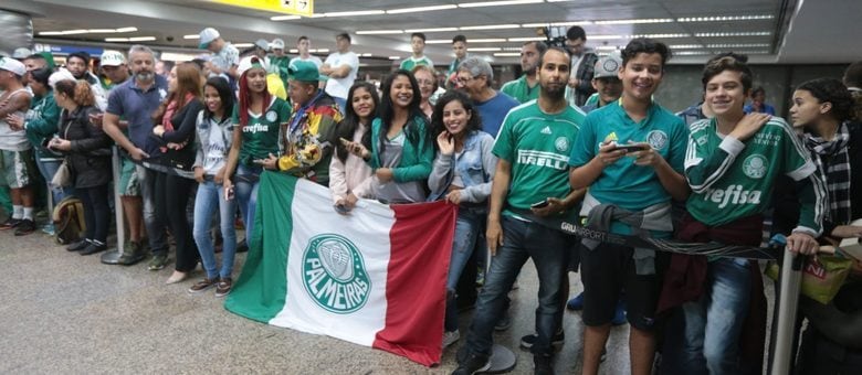 Palmeirenses compareceram ao aeroporto para recepcionar os jogadores após a grande vitória fora de casa