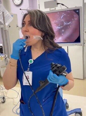 Majidah Bukhari viralizou ao realizar endoscopia em si mesma