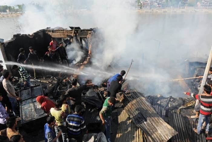 Em Srinagar , na India, Bombeiros tentam apagar incêndio
enquanto residentes olham os prejuízos. Não há noticias de mortos ou feridos,
mas cerca de 20 casas e lojas foram destruídas

 