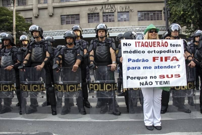 Entre as reivindicações, o grupo pede mais investimento em saúde pública. O ato seguia pacífico