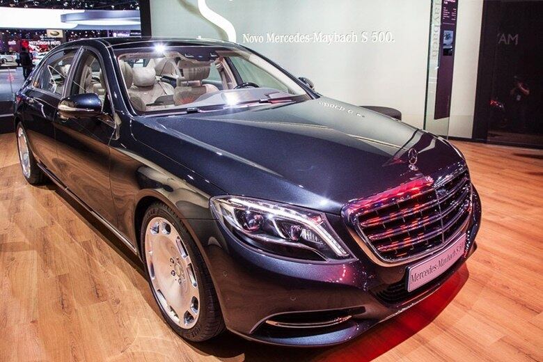 No segundo lugar do pódio está o Mercedes-Benz S500 Maybach. Altamente tecnológico com bancos semi-leito de couro com acionamento elétrico, massagem, aquecimento e refrigeração, cortinas nas janelas e até uma pequena geladeira que comporta duas garrafas de champanhe. Equipado com motor 4.7 V8 biturbo a gasolina de 455 cv de potência e 71,4 kgfm de torque, o carro alemão custa R$ 1.128.900