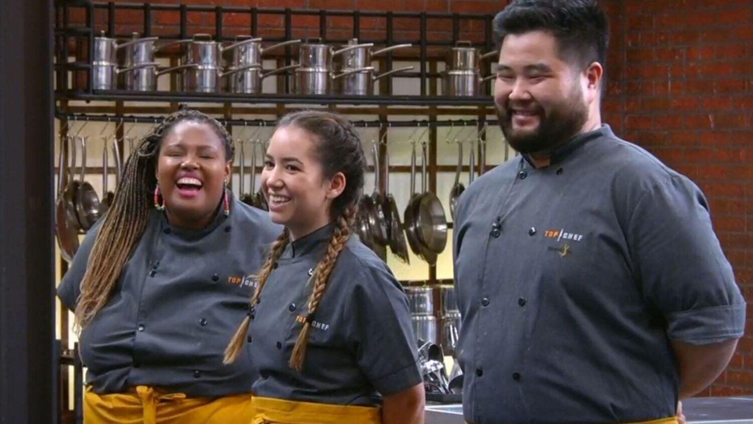 Os jurados conversaram e decidiram que o "fish and fries" da equipe amarela era o vencedor! Com a escolha, Henrique, Victória e Nanda escaparam da eliminação, mas não do desafio: o Toque da Sineta trouxe um dilema importante para o trio, que vai mudar as direções do Desafio de Eliminação!
Não perca o episódio desta quinta (10)! O Top Chef Brasil vai ao ar às 22h45 na tela da Record TV.