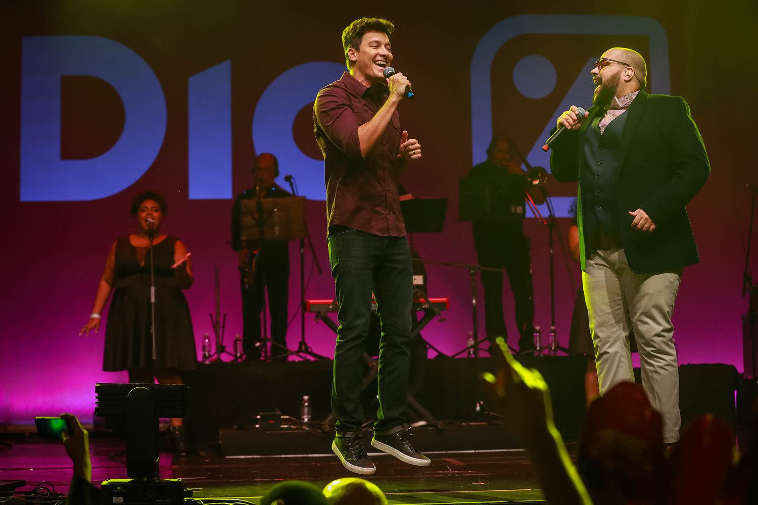 Juntos, Faro e Abravanel cantaram Caça e Caçador, música de Fábio Jr., levando a plateia à loucura 
