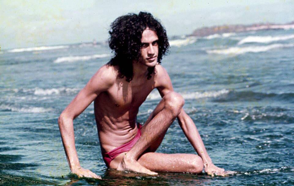 E Paula tem razão. Em 1973, Caetano lançou o álbum Araçá Azul e todo o encarte tinha fotos dele na praia