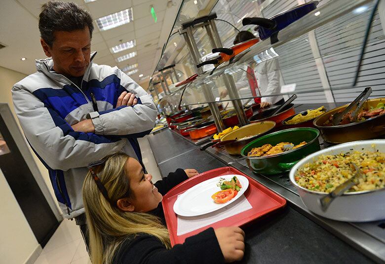 Neste domingo (24), ela se pesou ao vivo no palco do programa e conseguiu chegar aos 54,5 kg. Até alcançar a marca proposta, o preparador físico Alexandre Bro vai continuar no 'pé'.

— Hoje ela faz um prato com carboidrato, proteína e
salada. É uma dieta que não faz restrição de nenhum tipo de alimento, frutas,
legumes, verduras, carnes, fontes de proteínas... O que ela tem é a
quantidade de carboidrato diminuída, mas quando atingir essa meta [de 40 kg] e se
tornar magra e saudável, vai poder comer de tudo, desde que seja com controle,
com atividade física!