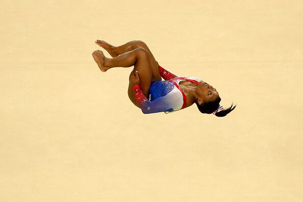 Simone Biles foi outra americana a tirar os pés do chão, mas diferente de Jordan, a garota de 19 anos girou e muito nos ares cariocas