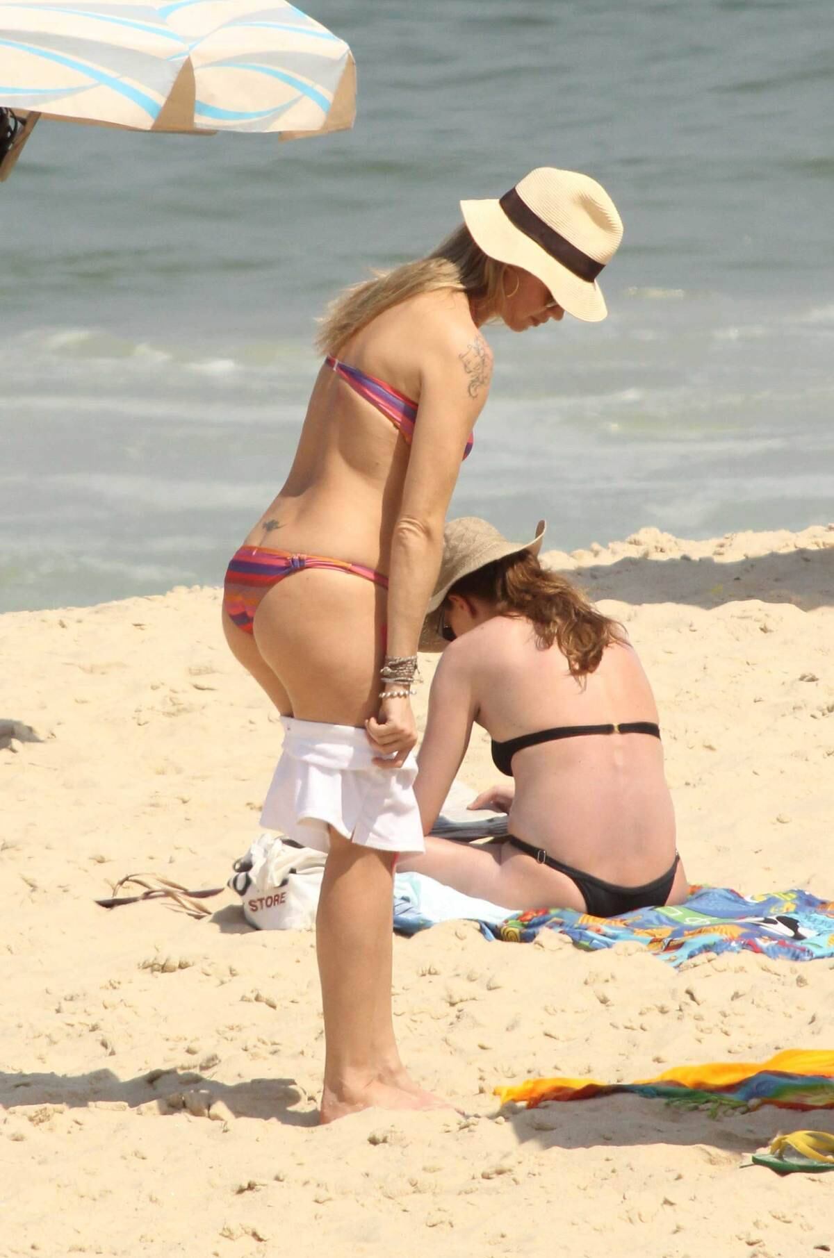 Casal aproveitou o bom tempo para da um mergulho no mar