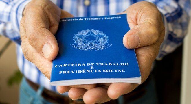 Menos FGTS e multa de rescisão: governo estuda novo contrato de trabalho para jovens e desempregados há mais de 2 anos