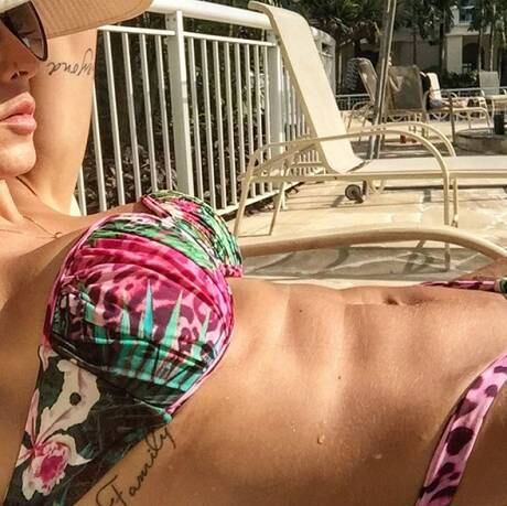 Camila Silva, mulher do lateral Léo Moura, continua fazendo muito sucesso nas redes sociais. Dessa vez, a gata postou uma foto do tanquinho malhado e ganhou muitos elogios dos seguidores

Assista aos programas da Record no R7 Play
