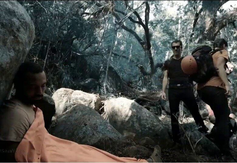 Mas o resgate estava bastante próximo dali. Os socorristas e Sapo, que já foi resgatado, caminhavam para tentar encontrar o grupo 