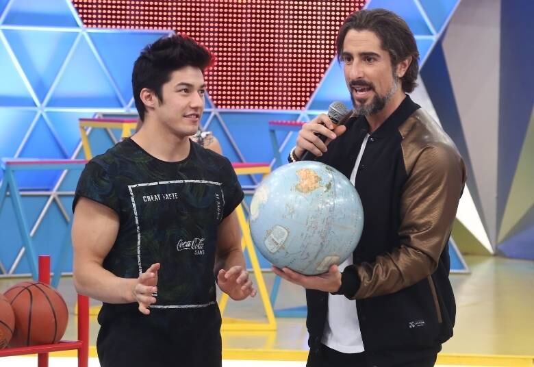 Arthur Nory também participa da brincadeira e se diverte ao lado do apresentador
• VÍDEO: Dupla João Neto e Frederico vence o desafio da Loucura Labial