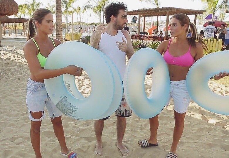 E as gêmeas Bia e Branca Feres se divertem ao lado de Mionzinho 